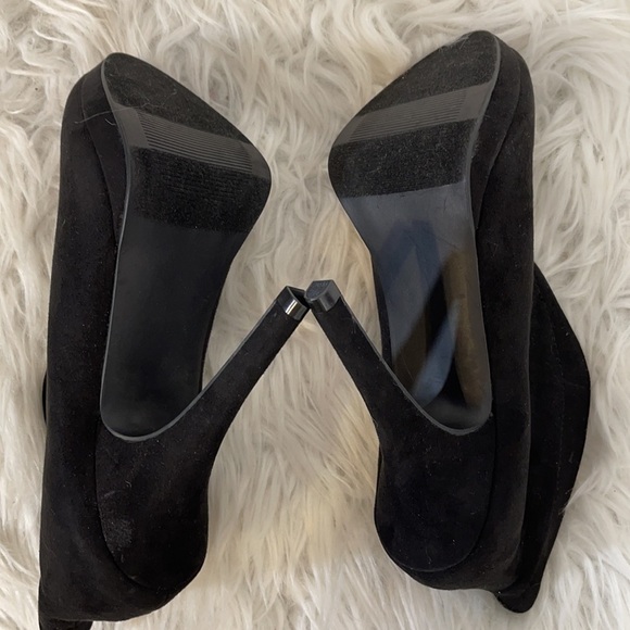 APT. 9 Defined Comfort Suede with Button Detail Black Ankle Booties Size 8 - Picture 8 of 10